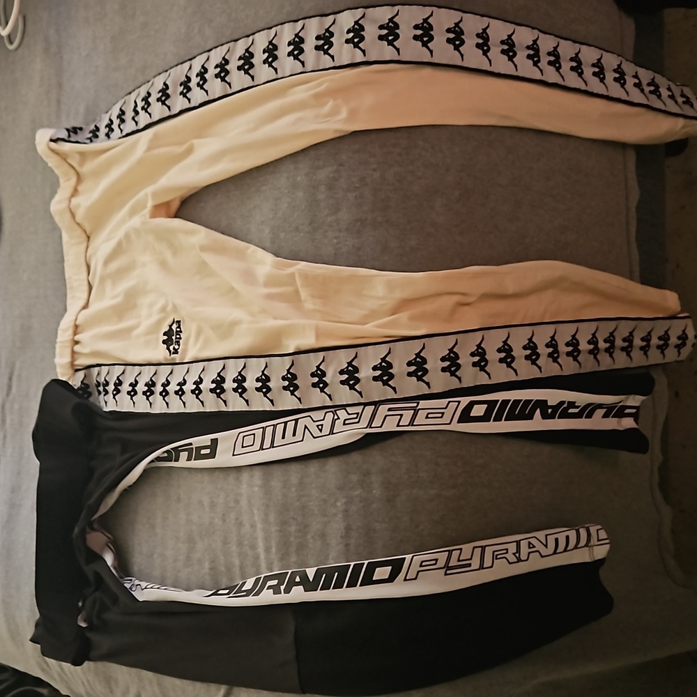 2 pair of leggings